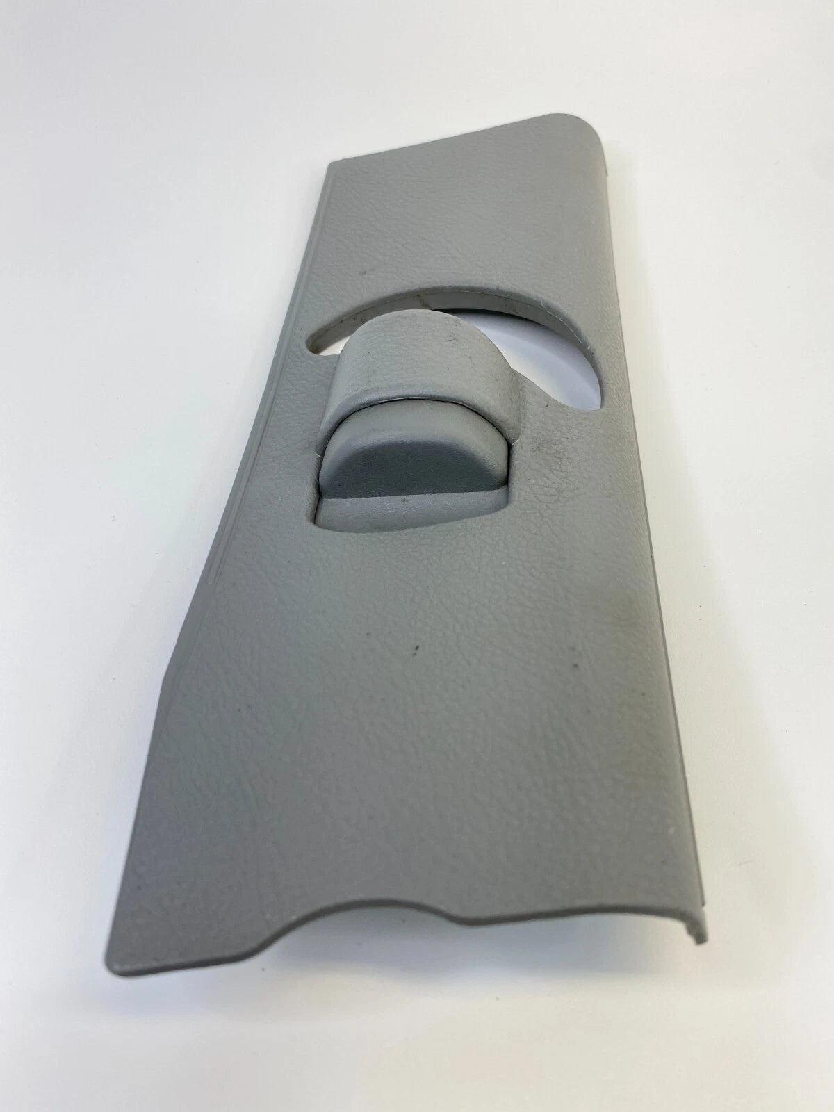 2007-2009 HYUNDAI SANTA FE RIGHT SIDE SEAT BELT HEIGHT ADJUSTER COVER RH OEM