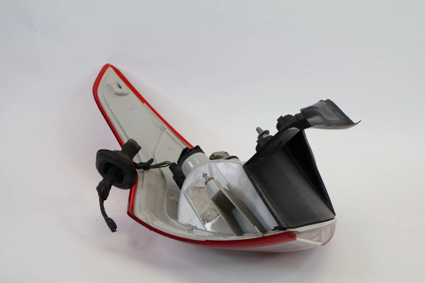 2013-2016 FORD ESCAPE RIGHT REAR OUTER TAILLIGHT LAMP UNIT VPCJ5X-13440-A