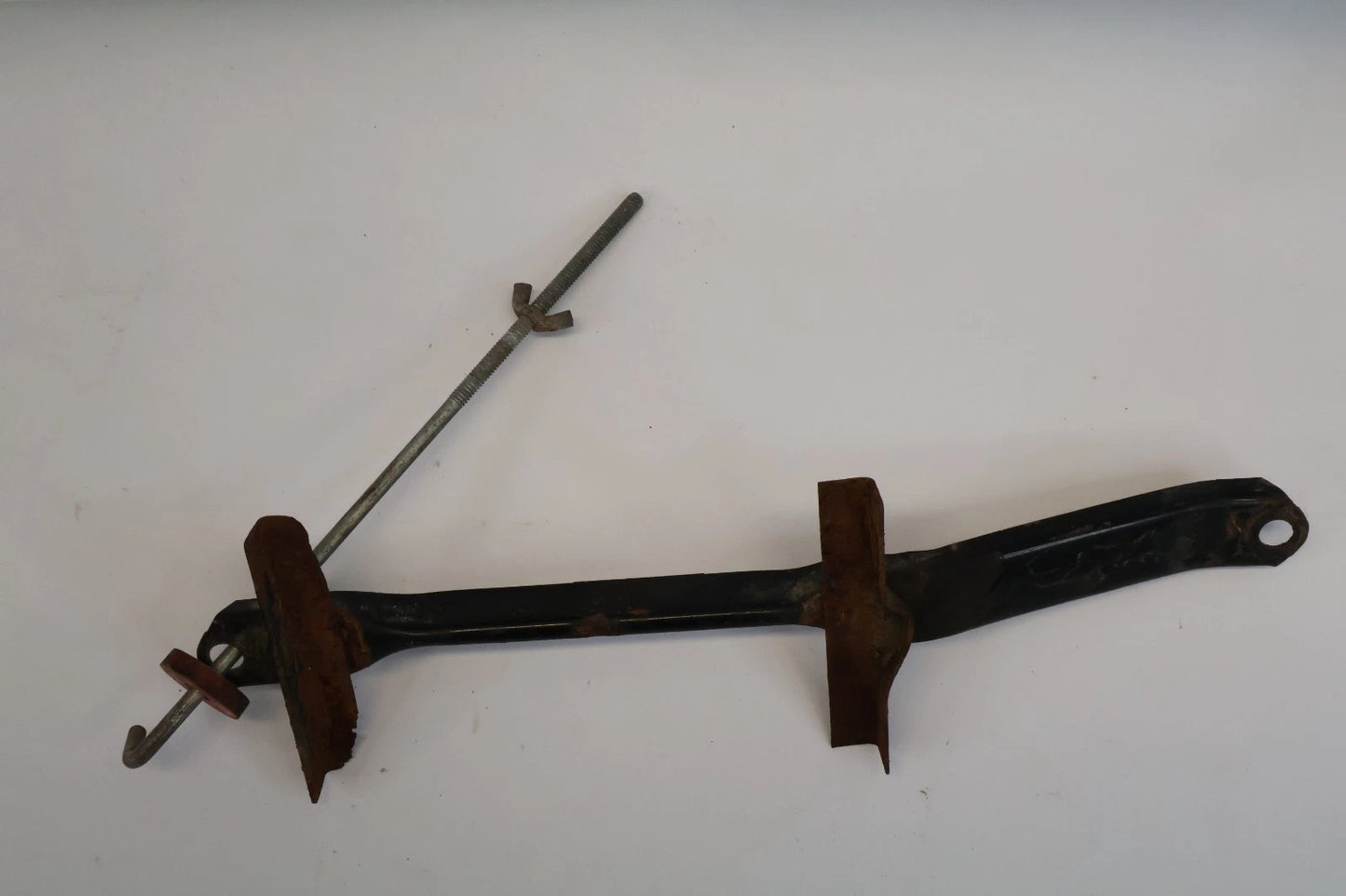 2000-2006 TOYOTA TUNDRA BATTERY BRACKET SUPPORT RETAINER HOLD DOWN CLAMP OEM