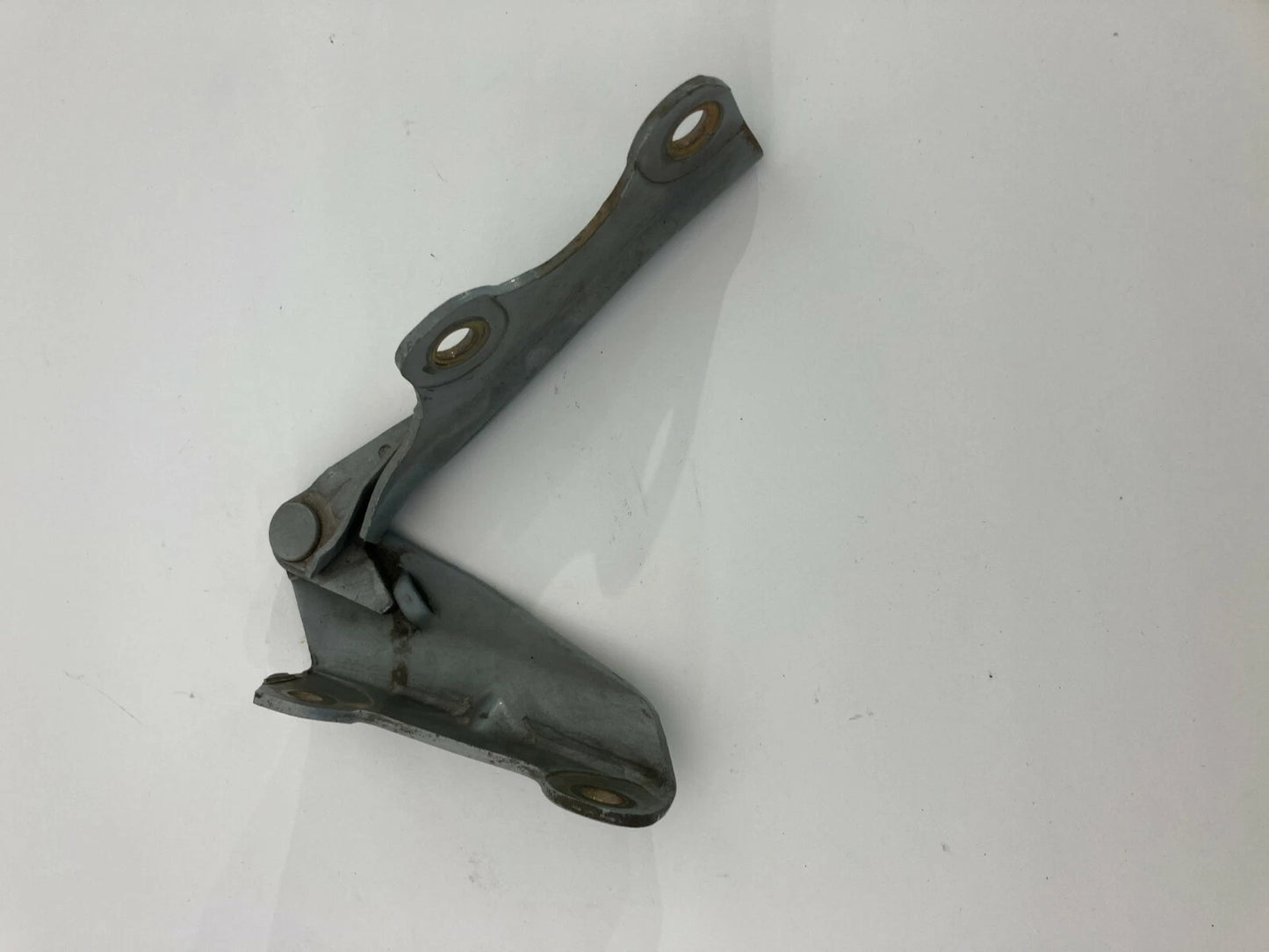 2001-2004 MITSUBISHI DIAMANTE FRONT LEFT DRIVER SIDE HOOD BONNET HINGE BRACKET