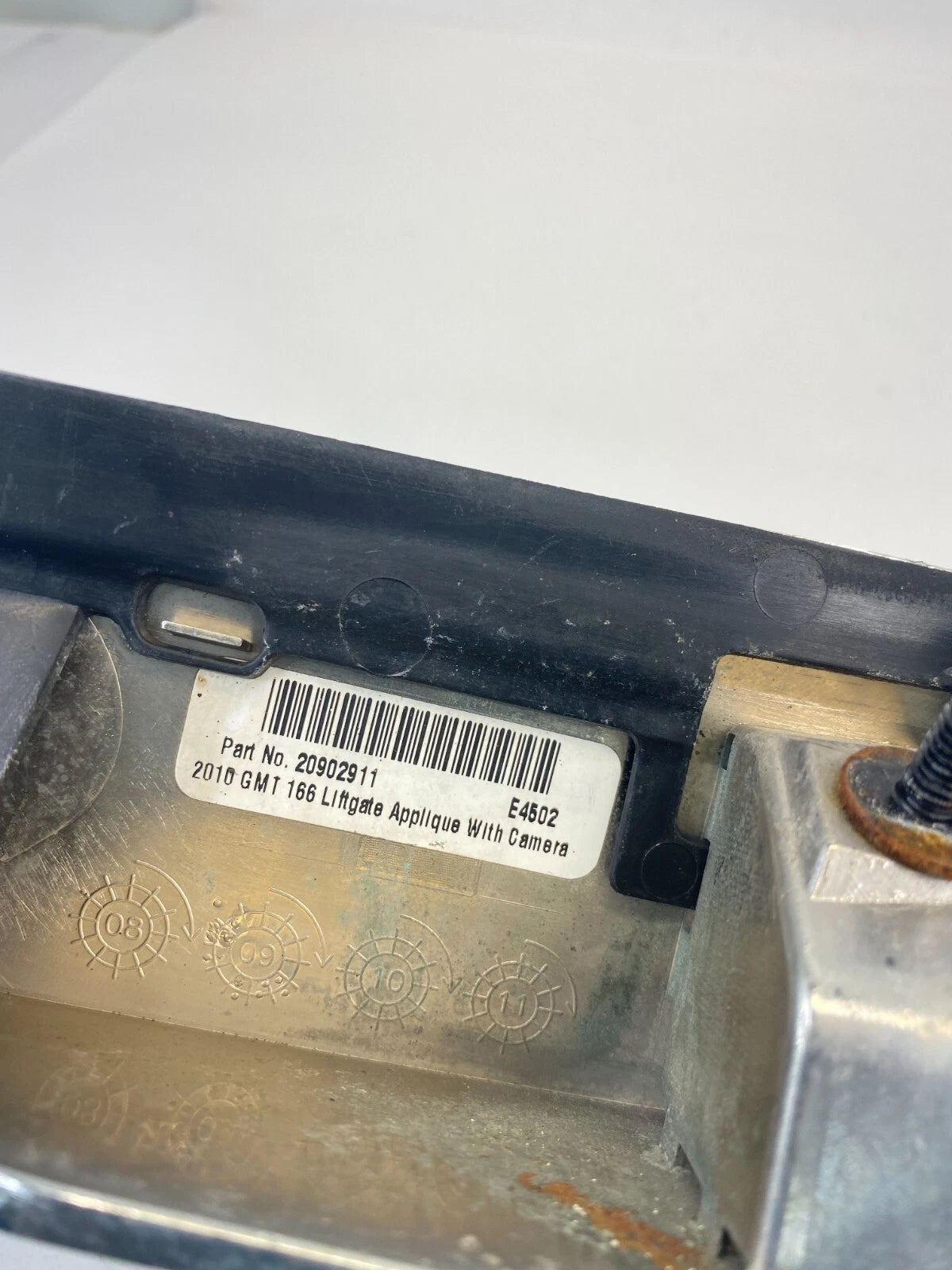 10-16 CADILLAC SRX LIFTGATE TAILGATE LICENSE MOLDING HANDLE W/ CAMERA 20902911