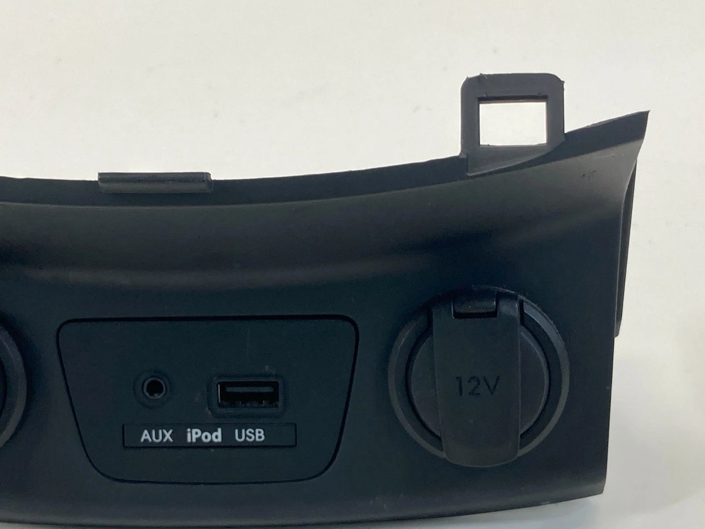 2013-2017 Hyundai Elantra GT Center Dash Auxiliary USB Jack W/ Trim Bezel Assy