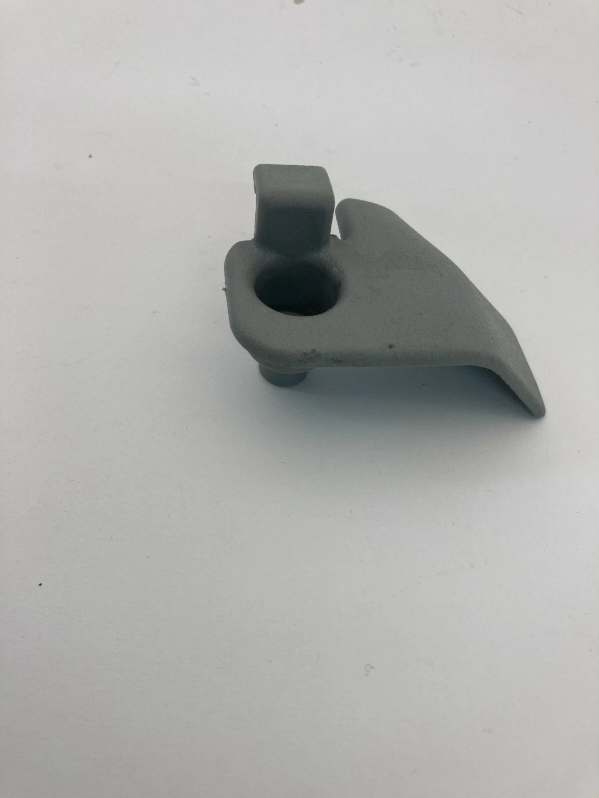 2004 04 SUZUKI VITARA TRUNK LEFT DRIVER SIDE HOOK HANGER CLIP TRIM OEM