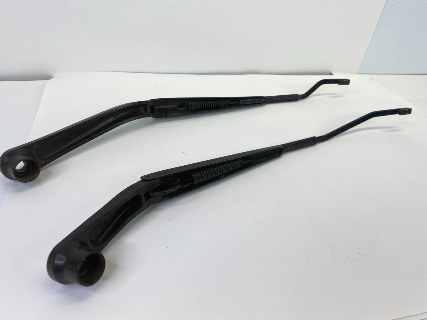 2005-2010 CHRYSLER 300 FRONT RIGHT & LEFT WINDSHIELD WIPER ARM PAIR SET OEM
