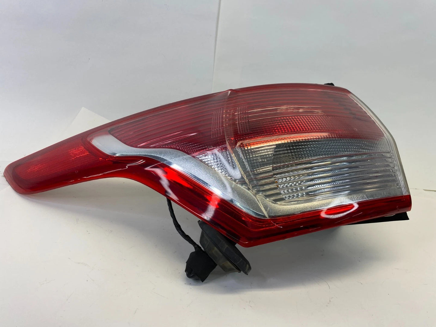 2013-2016 FORD ESCAPE LEFT REAR OUTER TAILLIGHT LAMP ASSY CJ54-13405-A OEM