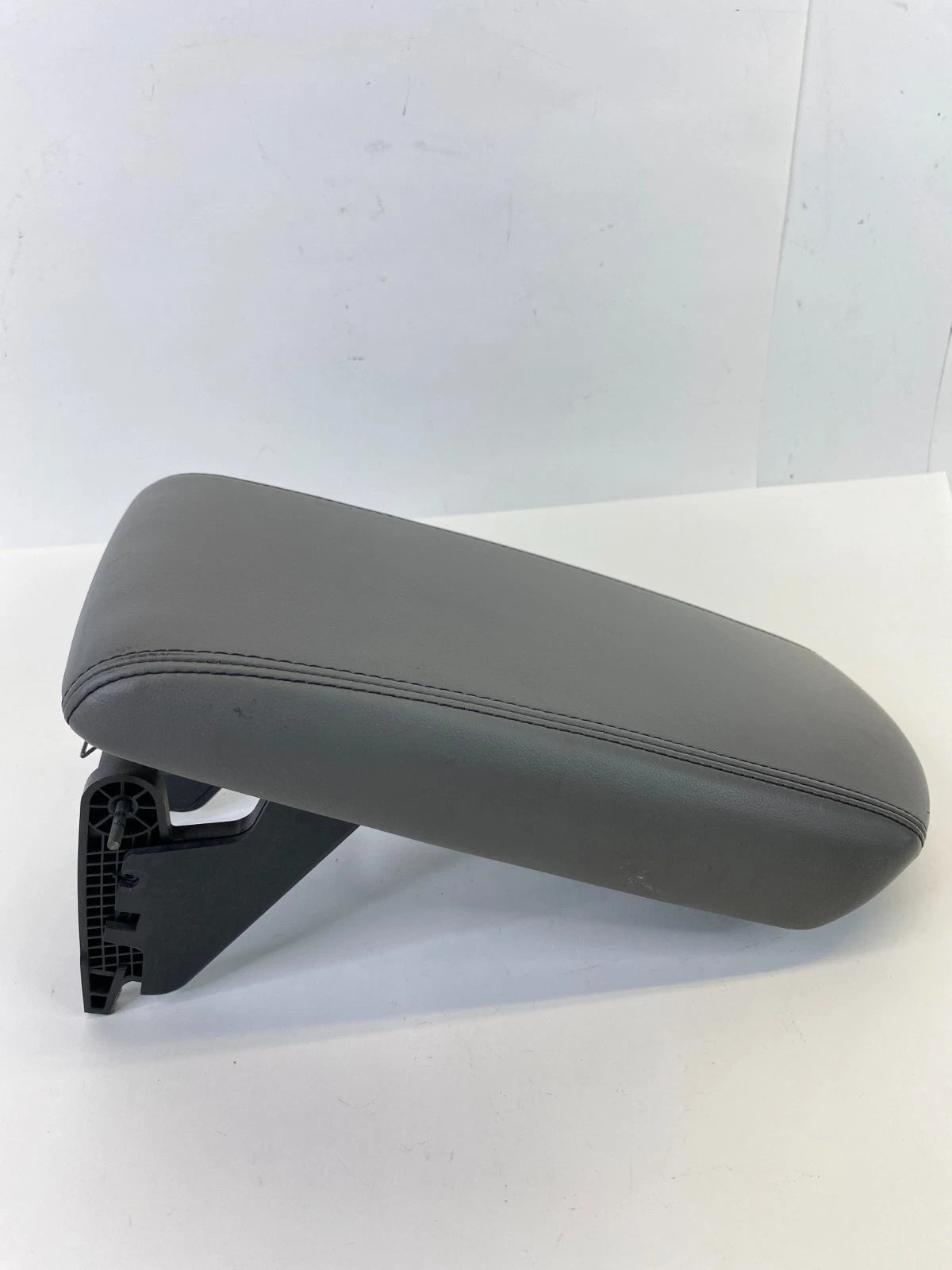 2014 2015 CHEVROLET MALIBU LS FRONT CENTER CONSOLE LID ARMREST LEATHER OEM