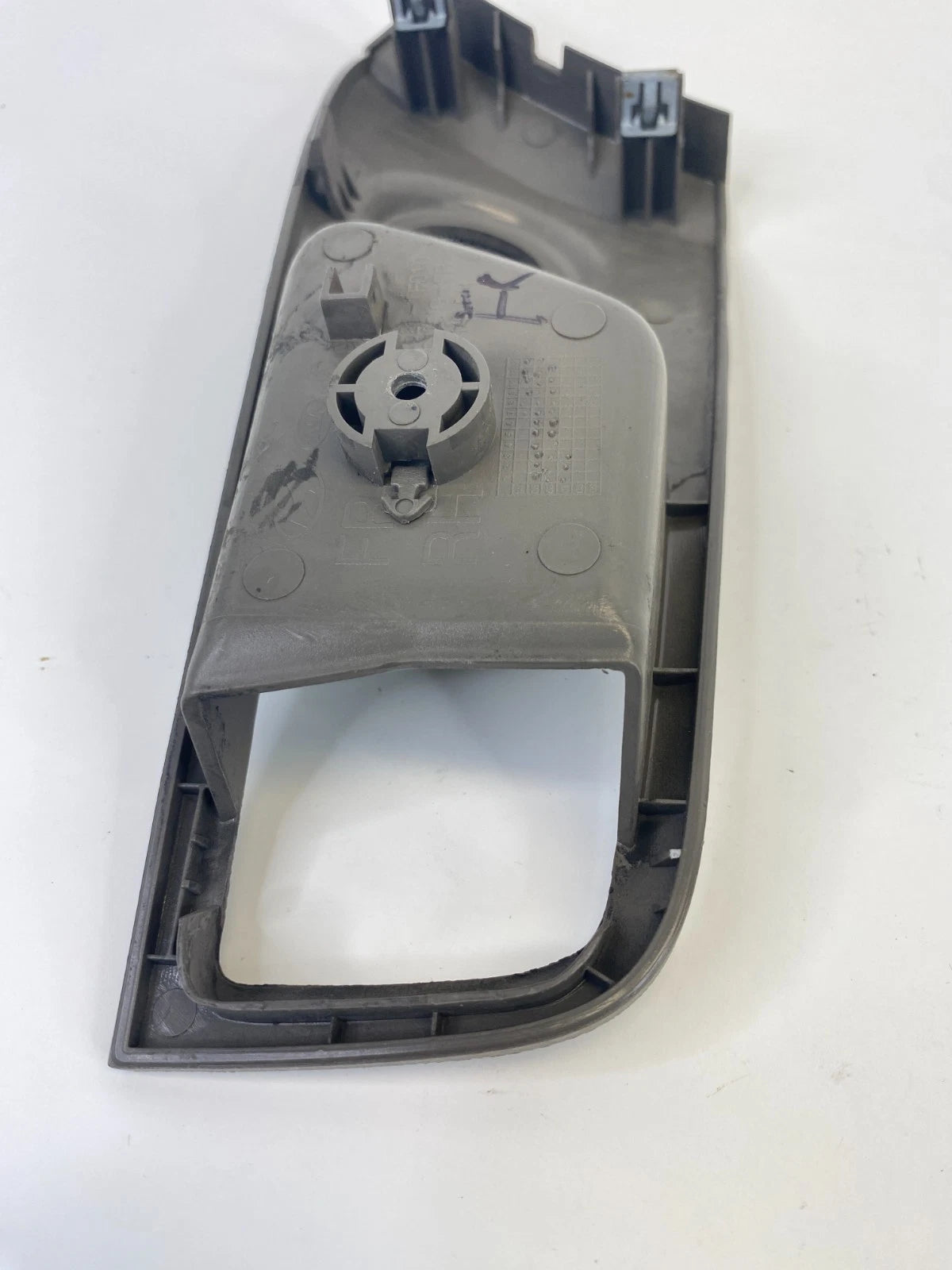 2005-2010 KIA SPORTAGE FRONT RIGHT INSIDE DOOR HANDLE TRIM BEZEL 82621-1F010