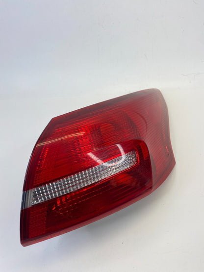 2015-2018 Ford Focus SEL Sedan 4-DR 2.0L Right Tail Light Taillight F1EB-13404