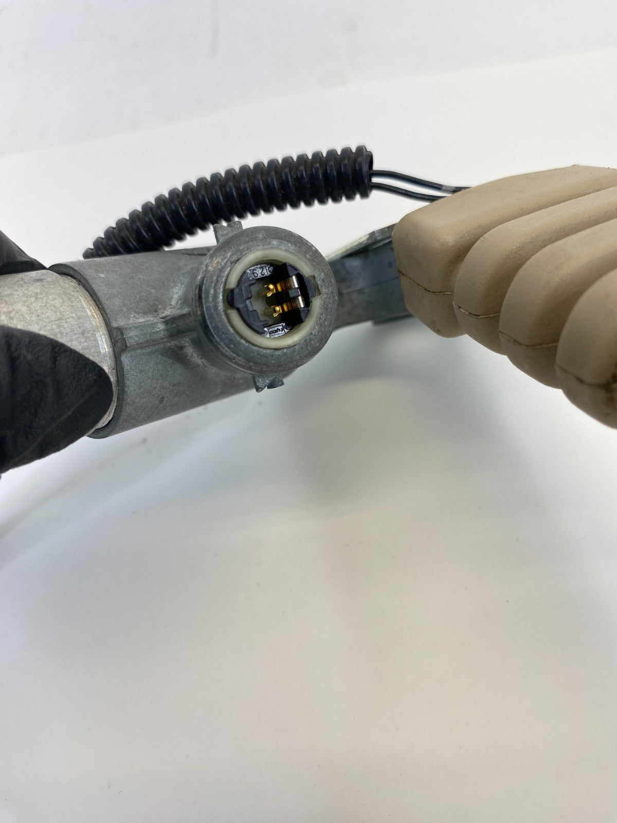 04 05 06 07 08 09 Cadillac SRX Front Left Driver Side Seat Belt Buckle OEM