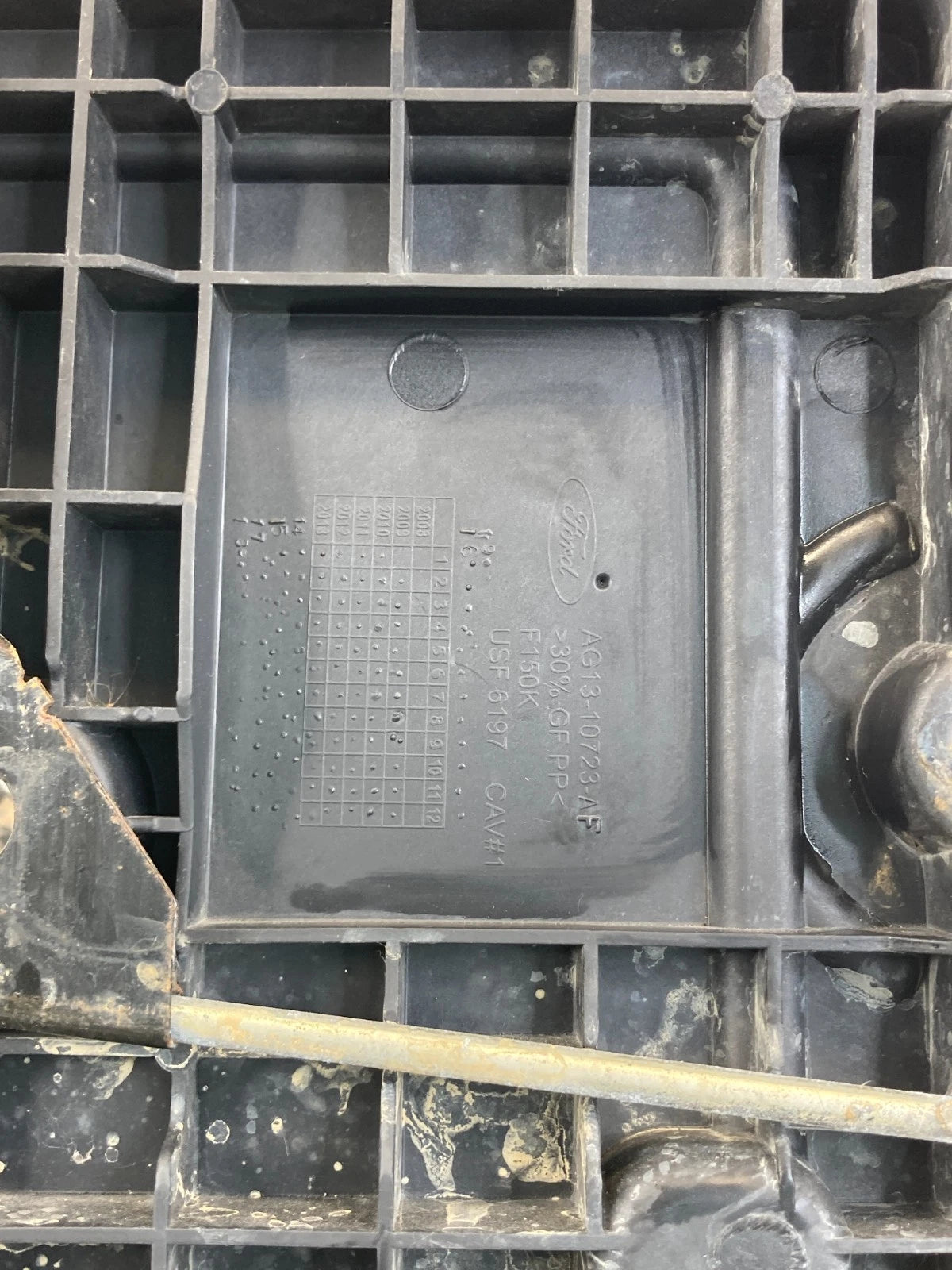 13-19 FORD INTERCEPTOR UTILITY BATTERY HOLDER HOLD DOWN TRAY SUPPORT AG13-10723