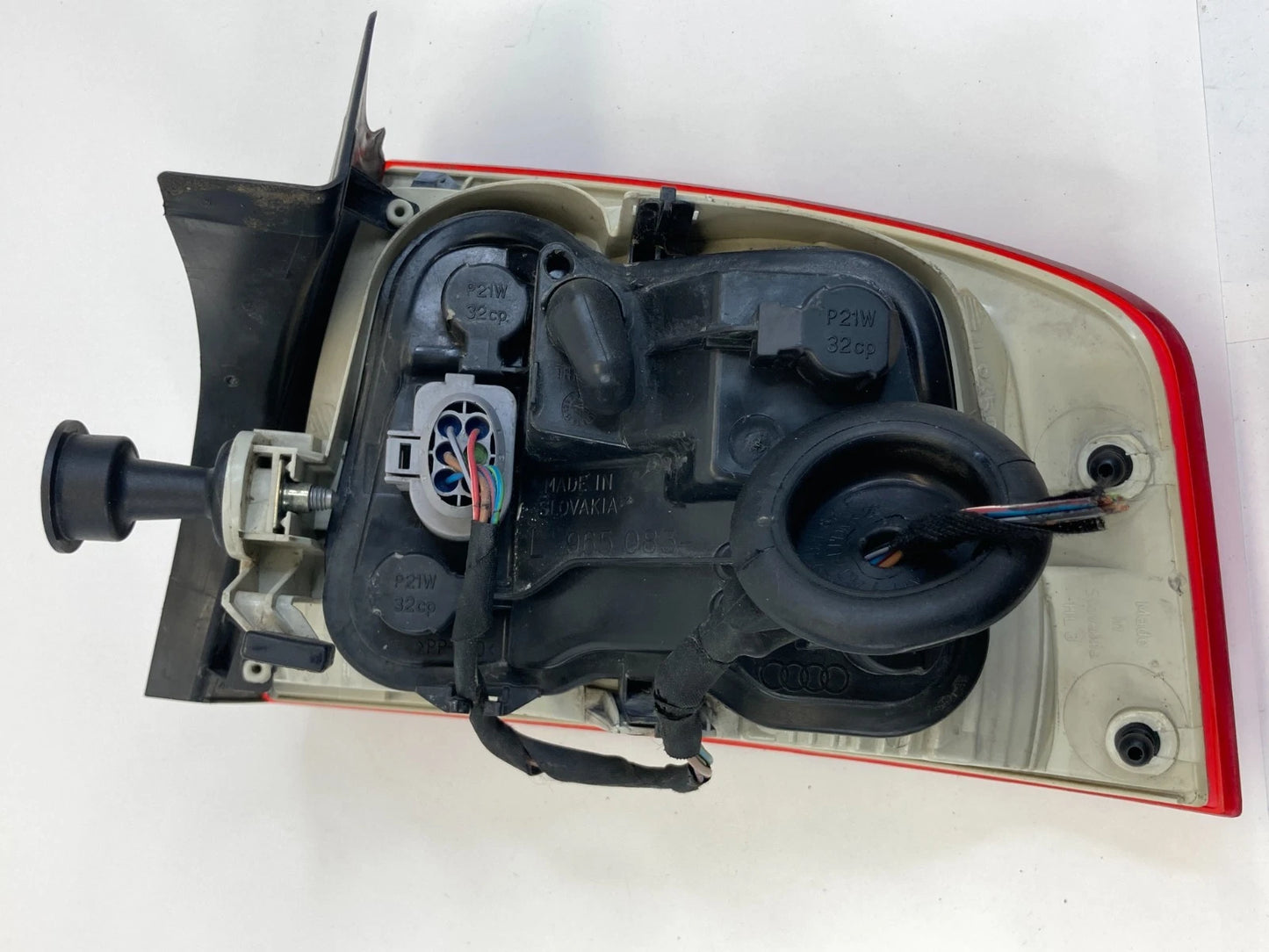 2005-2008 AUDI A4 QUATTRO OUTER REAR LEFT DRIVER SIDE TAIL LIGHT 8E5945095 OEM