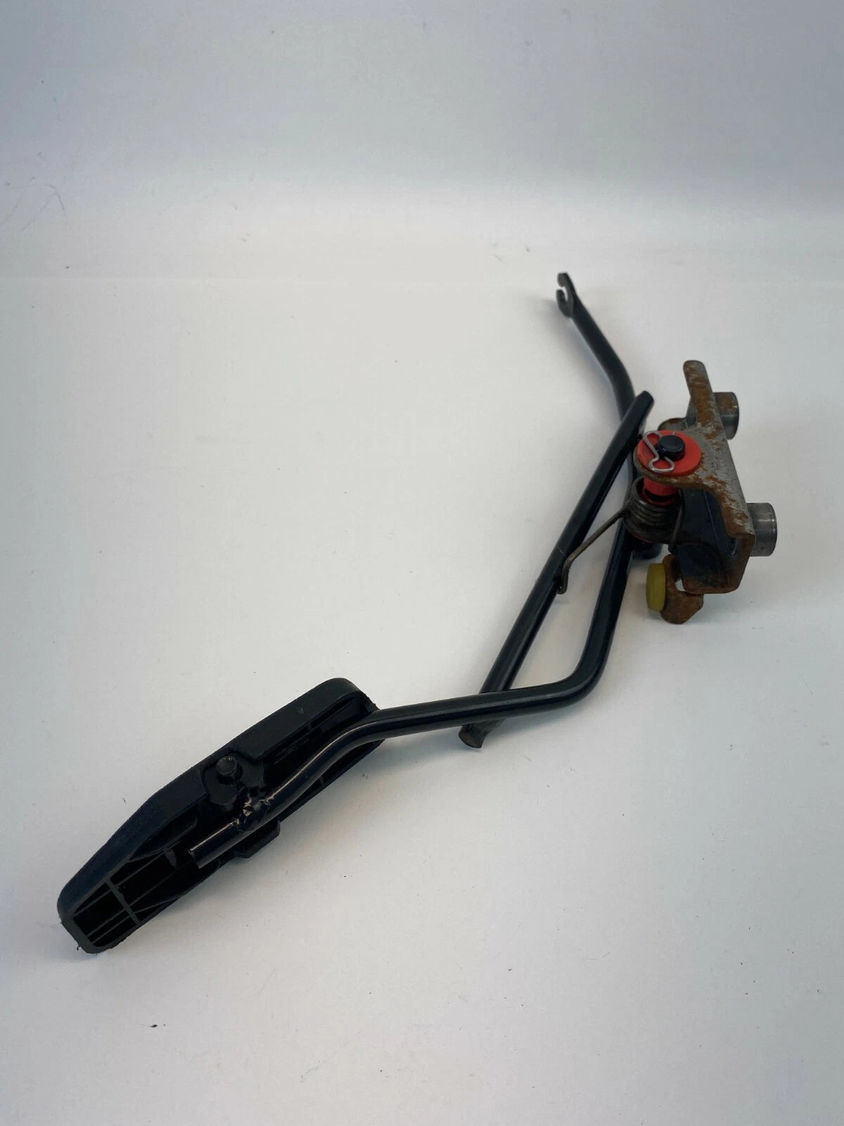 2004-2006 KIA AMANTI ACCELERATOR GAS PEDAL ASSEMBLY W/ MOUNTING BRACKET UNIT OEM