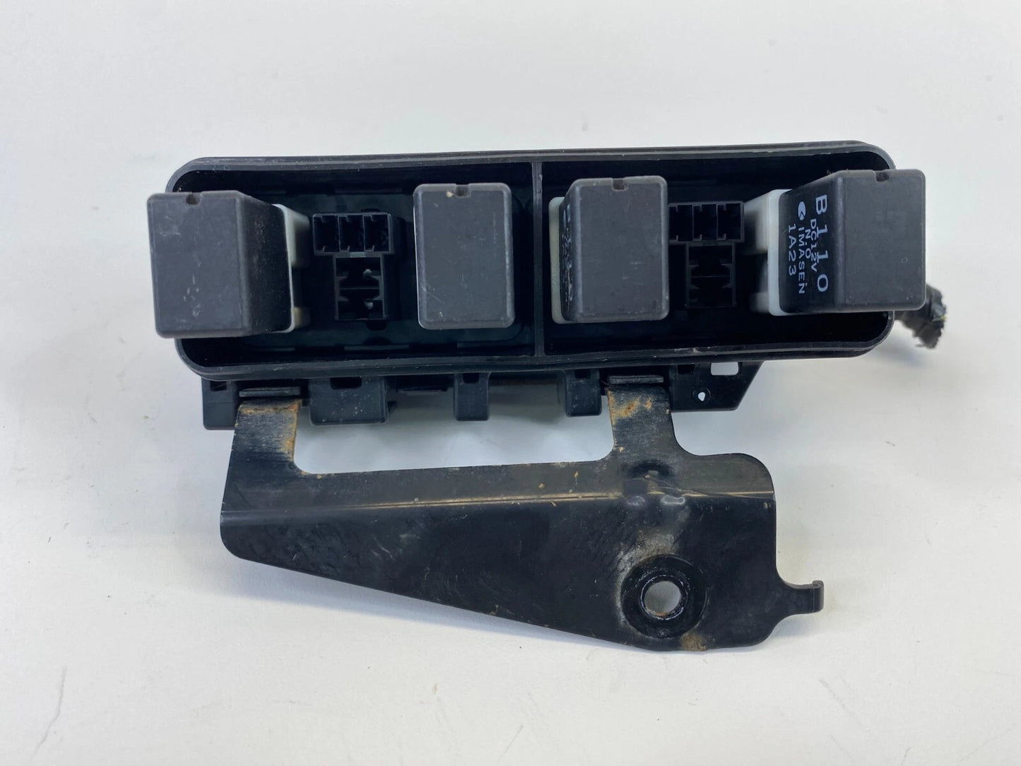 2000 2001 MAZDA MPV 2.5L ENGINE ROOM FUSE RELAY BOX UNIT WITH MOUNT BRACKET OEM