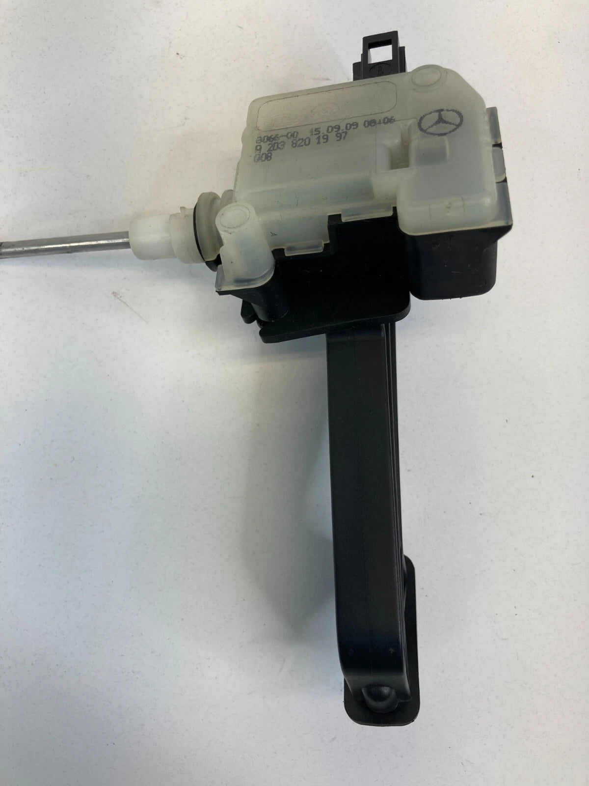 2003-2009 MERCEDES-BENZ E320 FUEL FILLER DOOR LOCK ACTUATOR BRACKET 2038201997