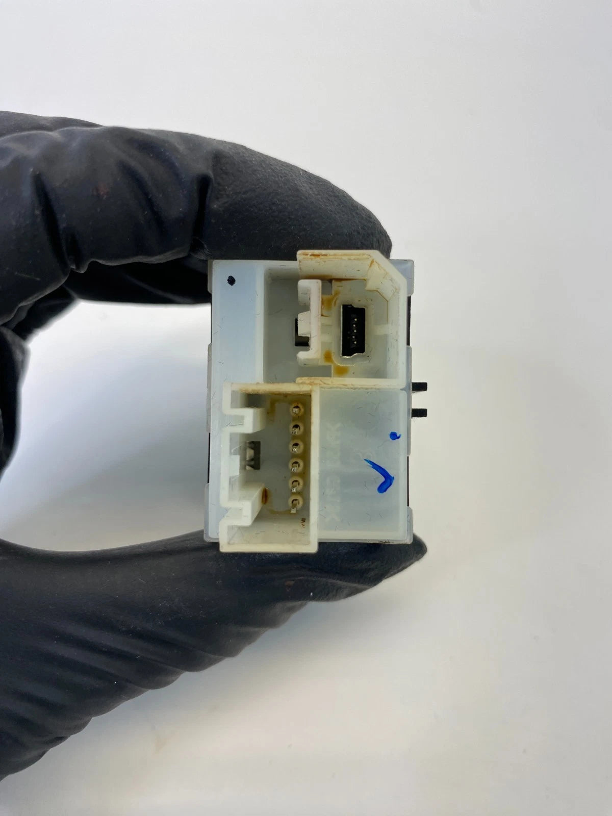 13-16 CADILLAC ATS CTS CENTER CONSOLE DUAL USB AUX SD CARD PORT ASSY 1358121 OEM