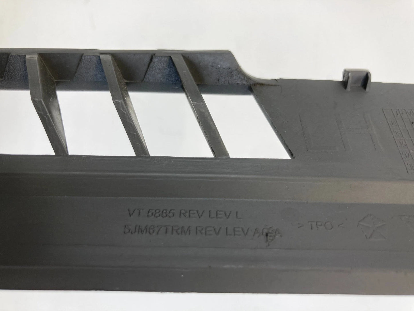 05 06 JEEP GRAND CHEROKEE UPPER LEFT DASH DEFROST GARNISH VENT COVER 5JM67TRM