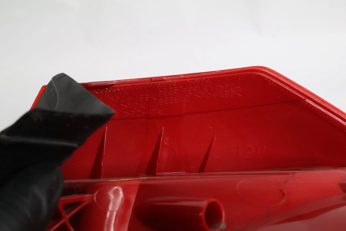 2012-2015 VOLKSWAGEN PASSAT OUTER LEFT DRIVER TAILLIGHT LAMP HALOGEN 561945095