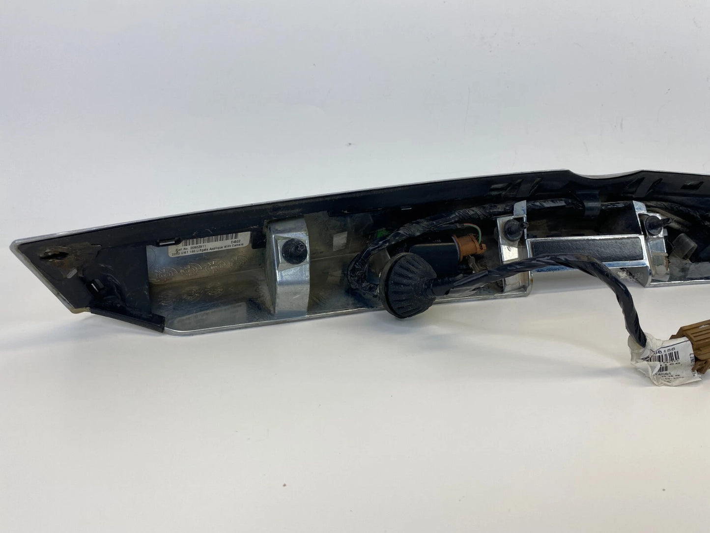 2010-2016 CADILLAC SRX HATCH TAILGATE LICENSE MOLDING HANDLE W/ CAMERA 20902911