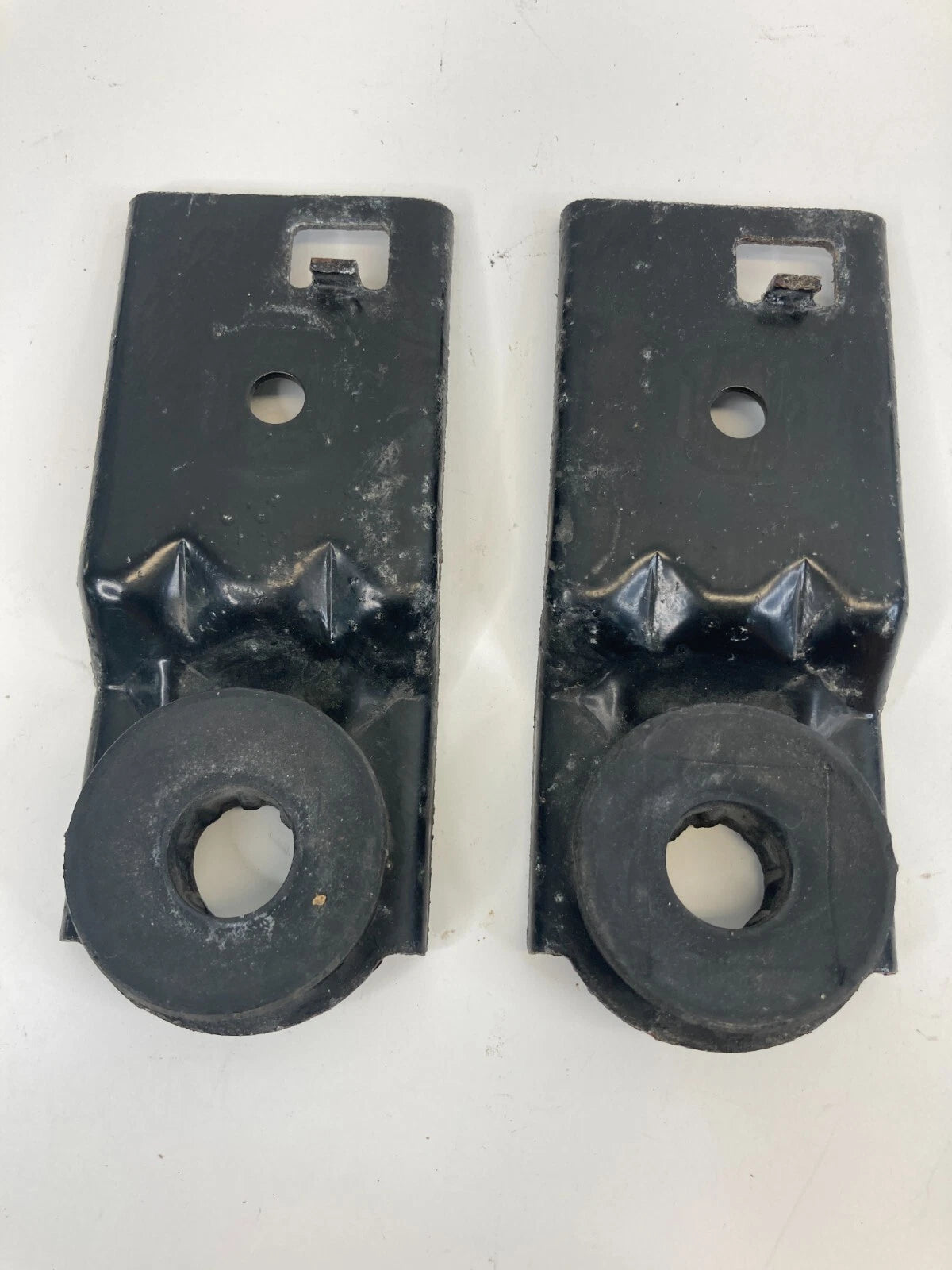 1998-2002 LINCOLN TOWN CAR MOUNT RADIATOR UPPER BRACKET MOUNT PAIR SET OEM