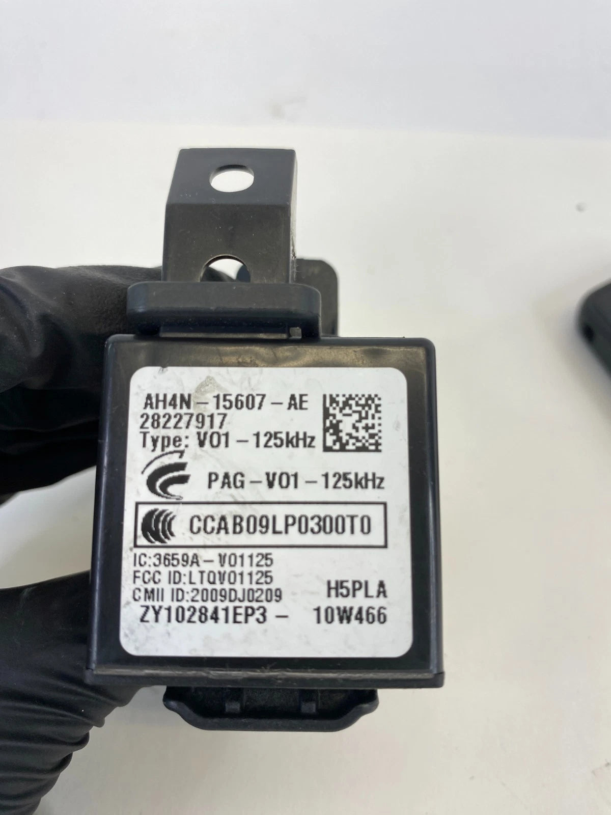 11-18 Volvo S60 Keyless Entry Antenna Sensor Module w/ Smart Key Remote Control