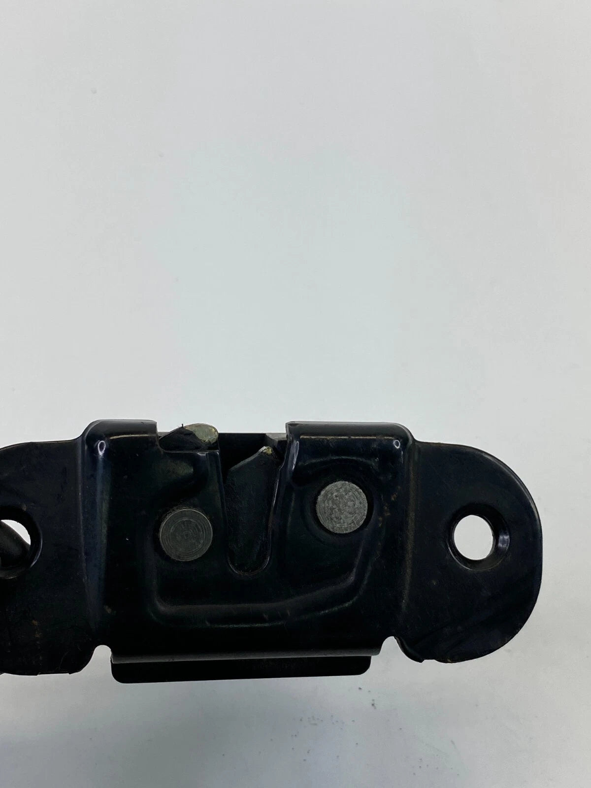 2000-2004 GMC YUKON REAR TRUNK LID DOOR LIFTGATE RIGHT SIDE LOWER LOCK LATCH OEM