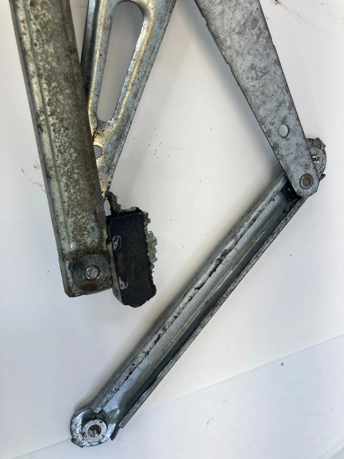 2004-2009 TOYOTA PRIUS FRONT LEFT DRIVER WINDOW REGULATOR MOTOR OEM 85720-58010
