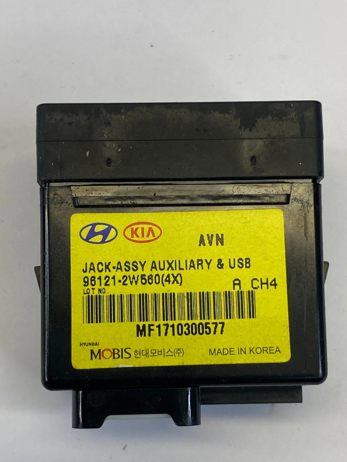 2016-2018 HYUNDAI SANTA FE SPORT AUXILIARY USB AND JACK INPUT SOCKET 96121-2W560