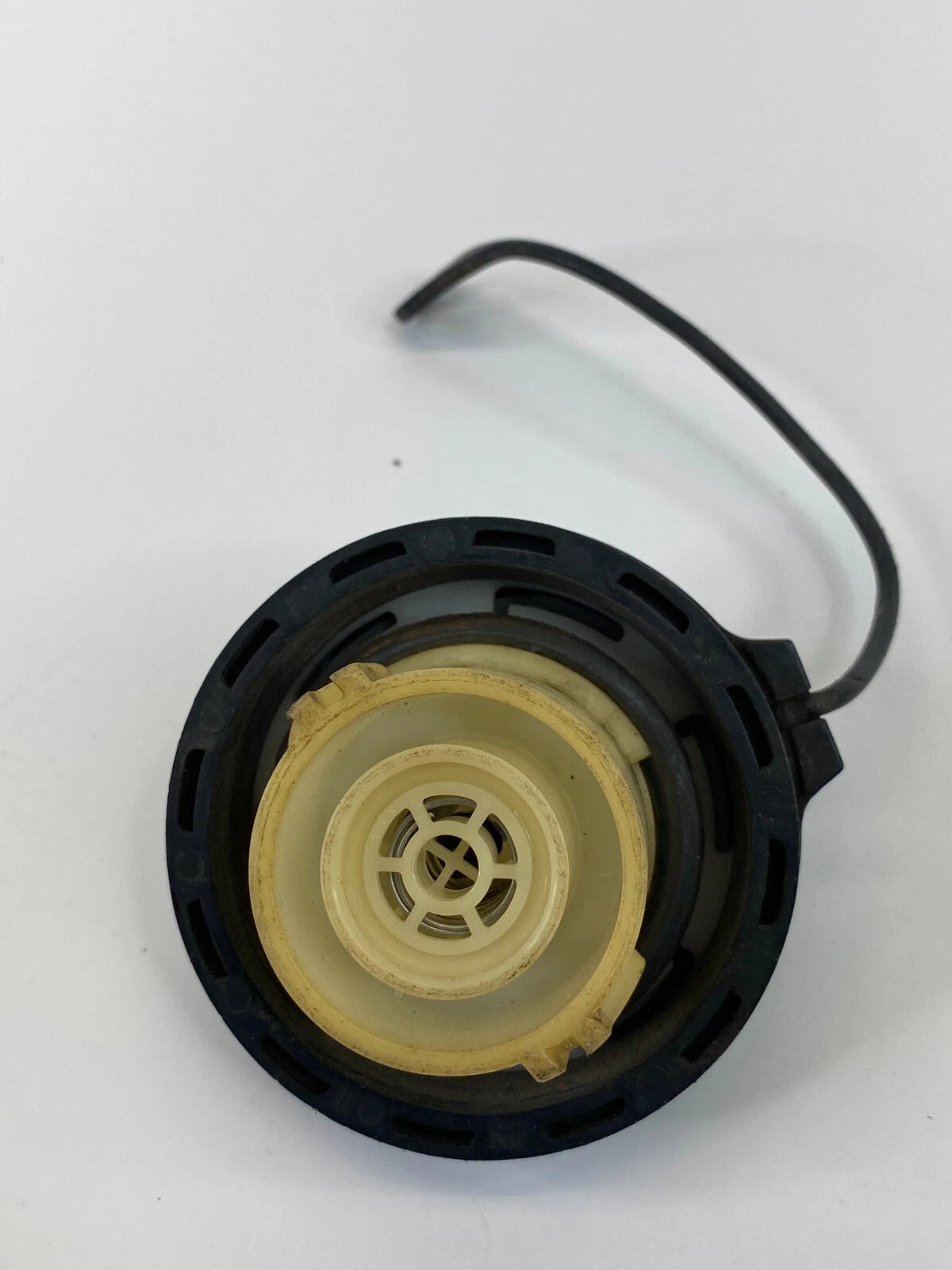 2004 2005 CHEVROLET AVALANCHE 4-DR 5.3L 16V FUEL SYSTEM TANK FILLER CAP ASSY