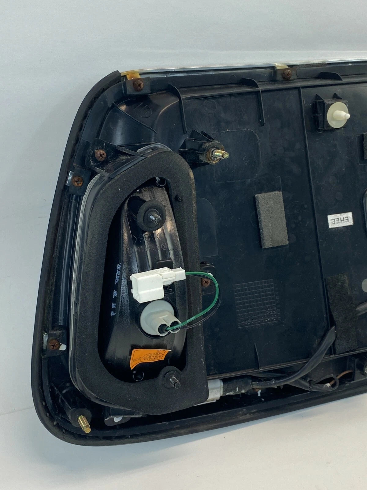 2004-2006 KIA AMANTI REAR TRUNK LID LICENSE PLATE BEZEL W/ BACKUP LAMPS 873713F0