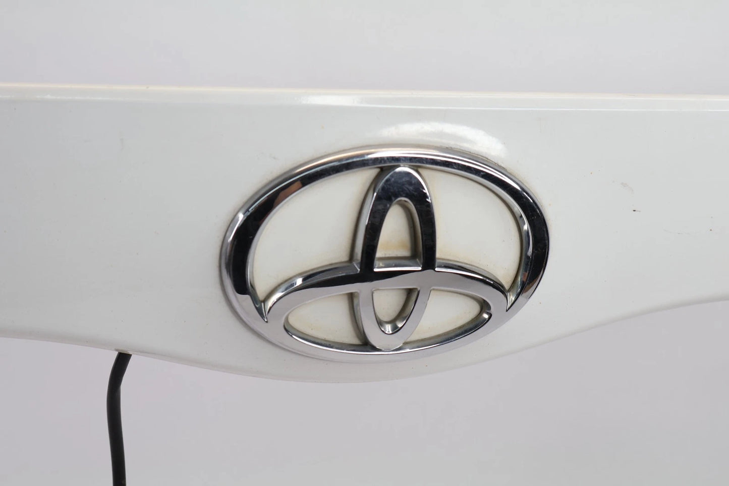 05-09 TOYOTA PRIUS REAR TRUNK LID MOLDING HANDLE GARNISH W EMBLEM OEM 7680147050