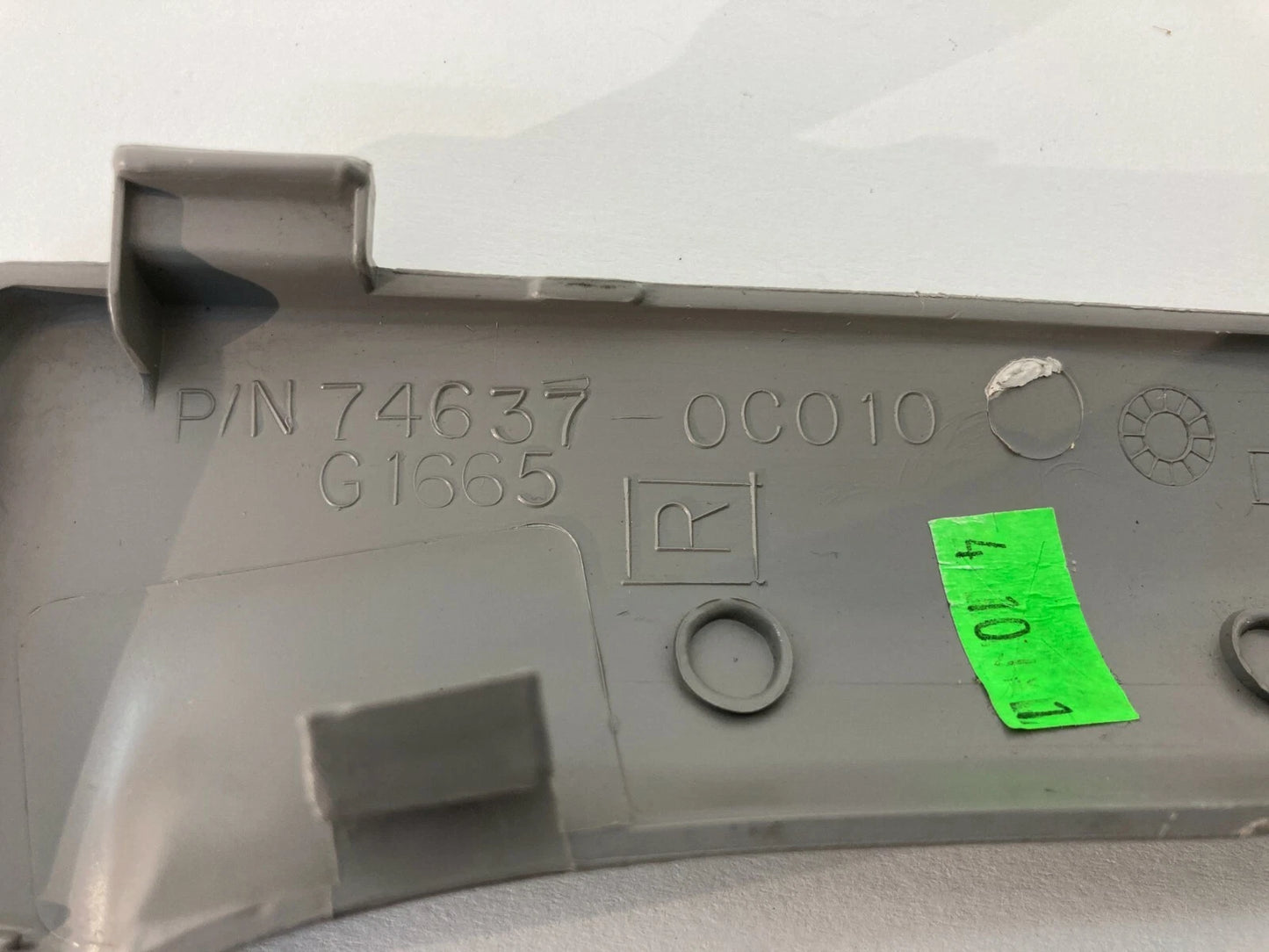 2001-2006 TOYOTA SEQUOIA RIGHT SIDE B PILLAR HANDLE COVER TRIM PANEL 74637-0C010