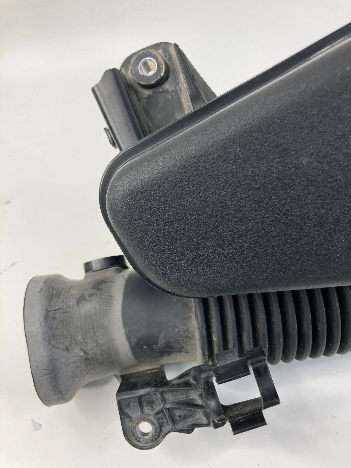 10 11 TOYOTA PRIUS AIR INTAKE RESONATOR BOX CLEANER ASSEMBLY 17750-37010 OEM