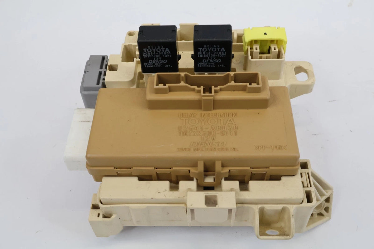 1998-2002 TOYOTA COROLLA INTERIOR FUSE BOX JUNCTION BLOCK OEM 82641-AB030