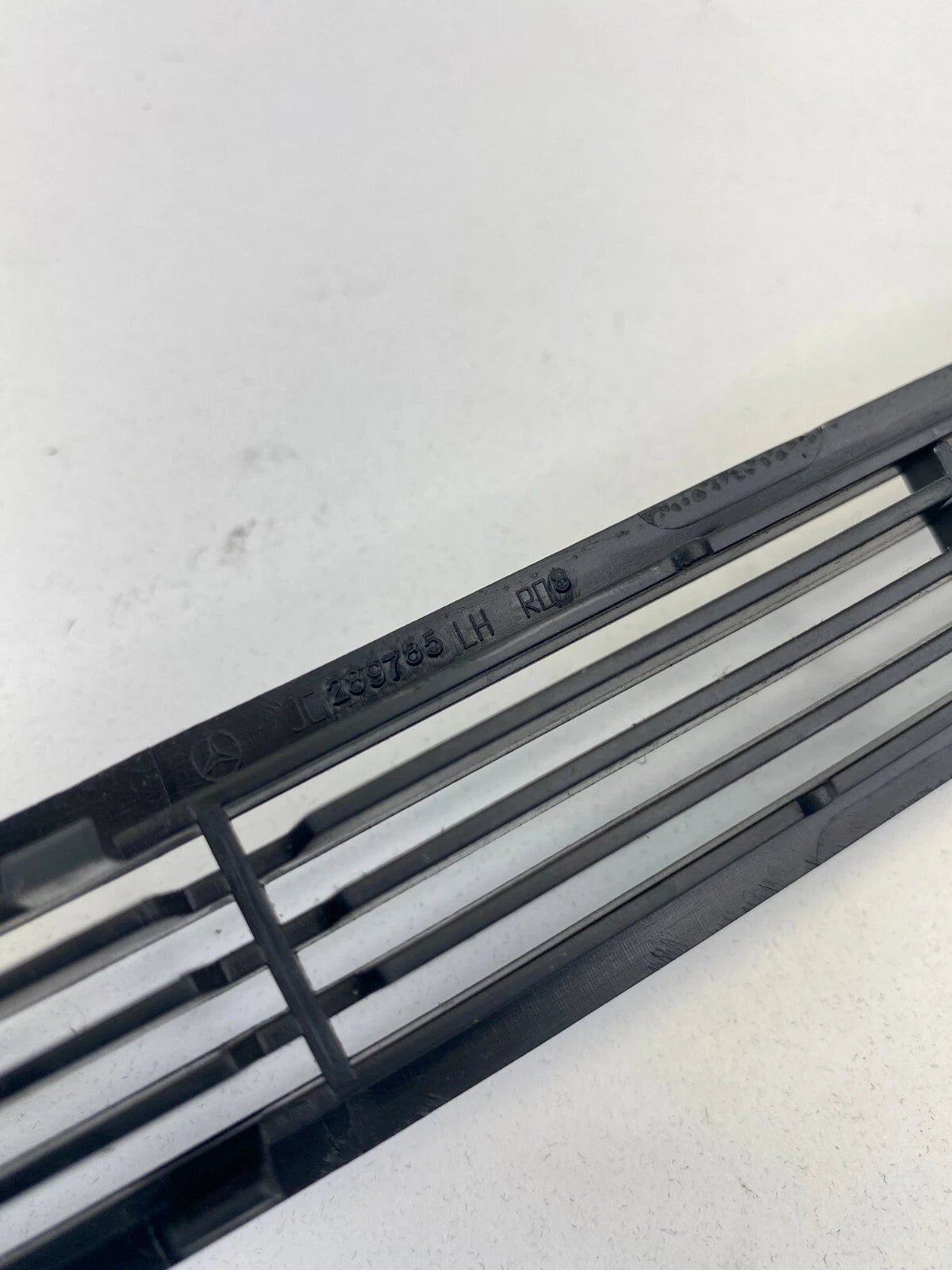 2006-2010 MERCEDES-BENZ R350 REAR LEFT QUARTER PANEL TRUNK AIR VENT DEFROST TRIM