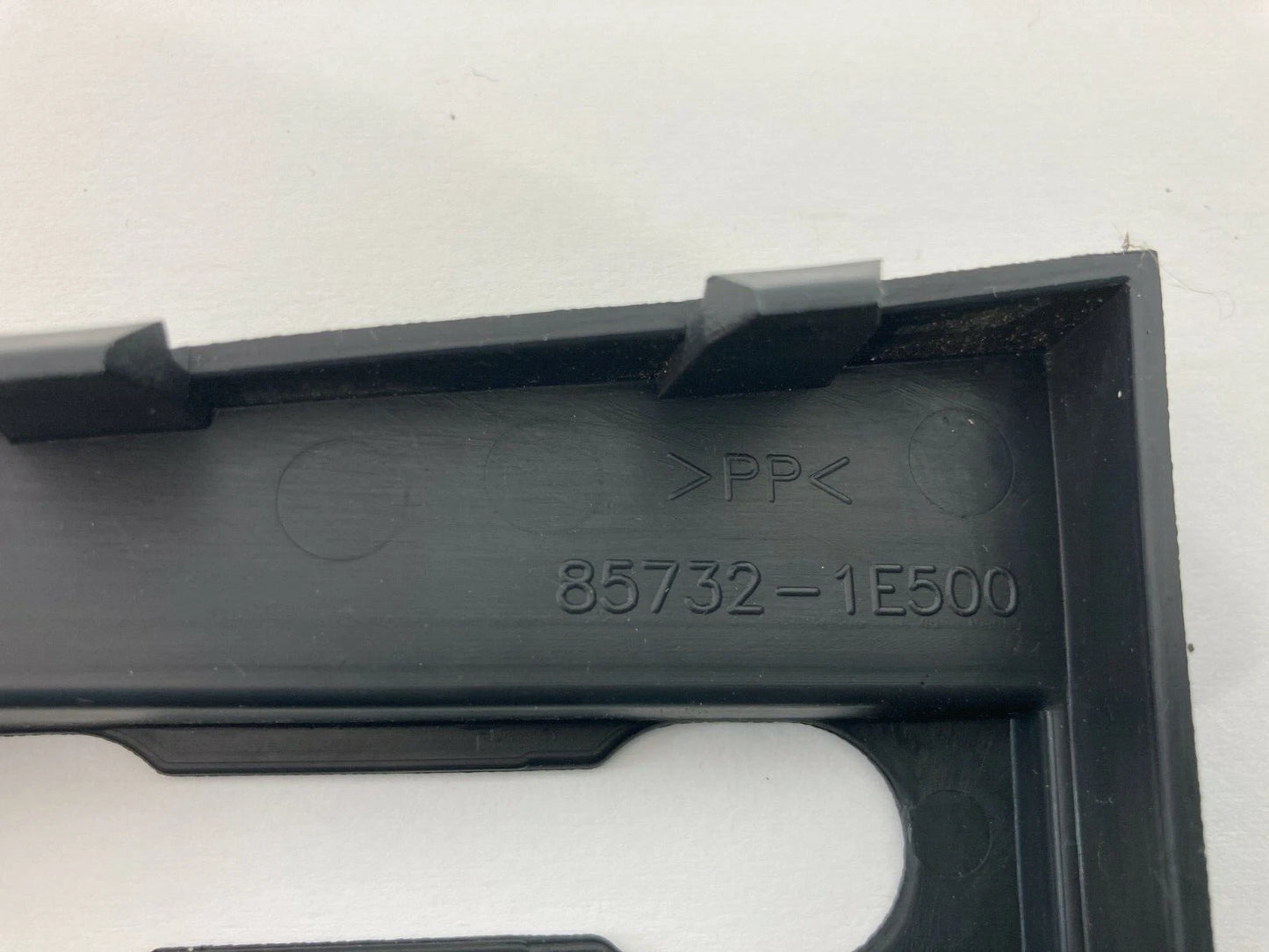 2007 HYUNDAI ACCENT REAR LEFT LUGGAGE COVER TRIM BEZEL 85732-1E500 OEM