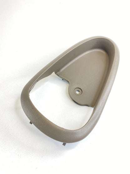 2002-2005 PONTIAC GRAND AM REAR RIGHT INNER DOOR HANDLE BEZEL TRIM 22617660