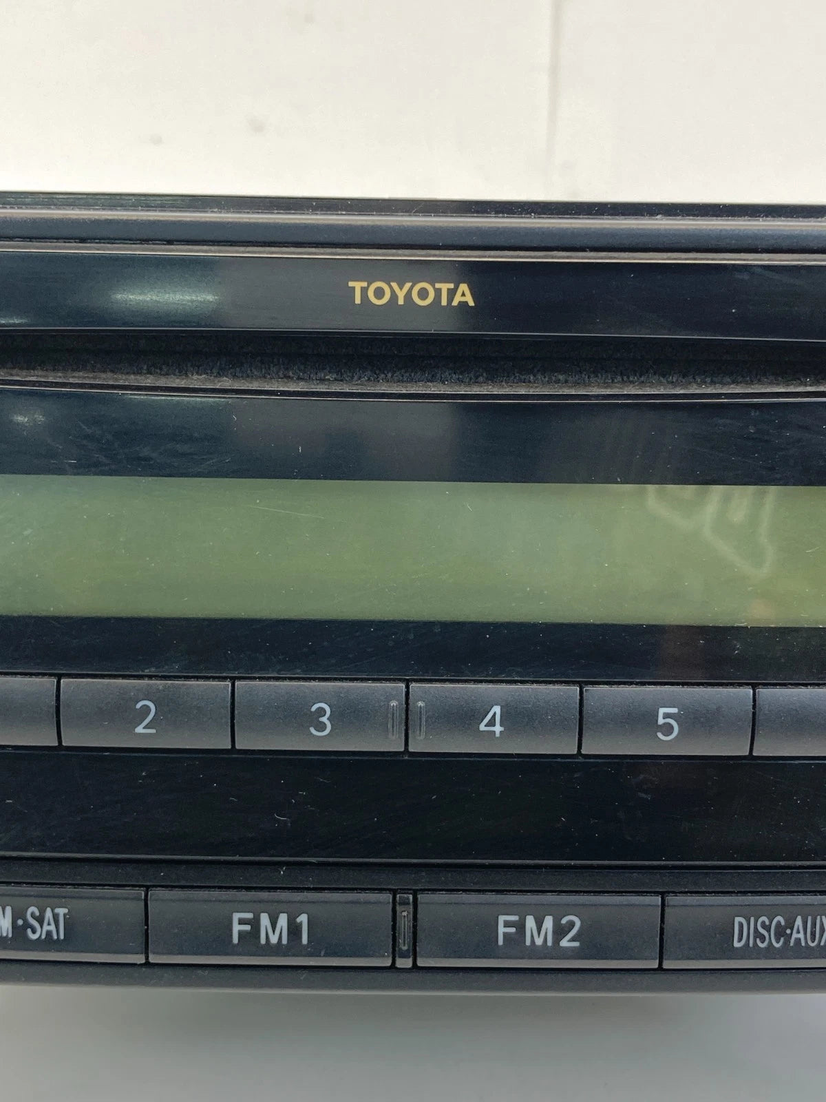09 10 11 TOYOTA YARIS AM / FM RADIO CD CASSETTE PLAYER RECEIVER 86120-52A20 OEM
