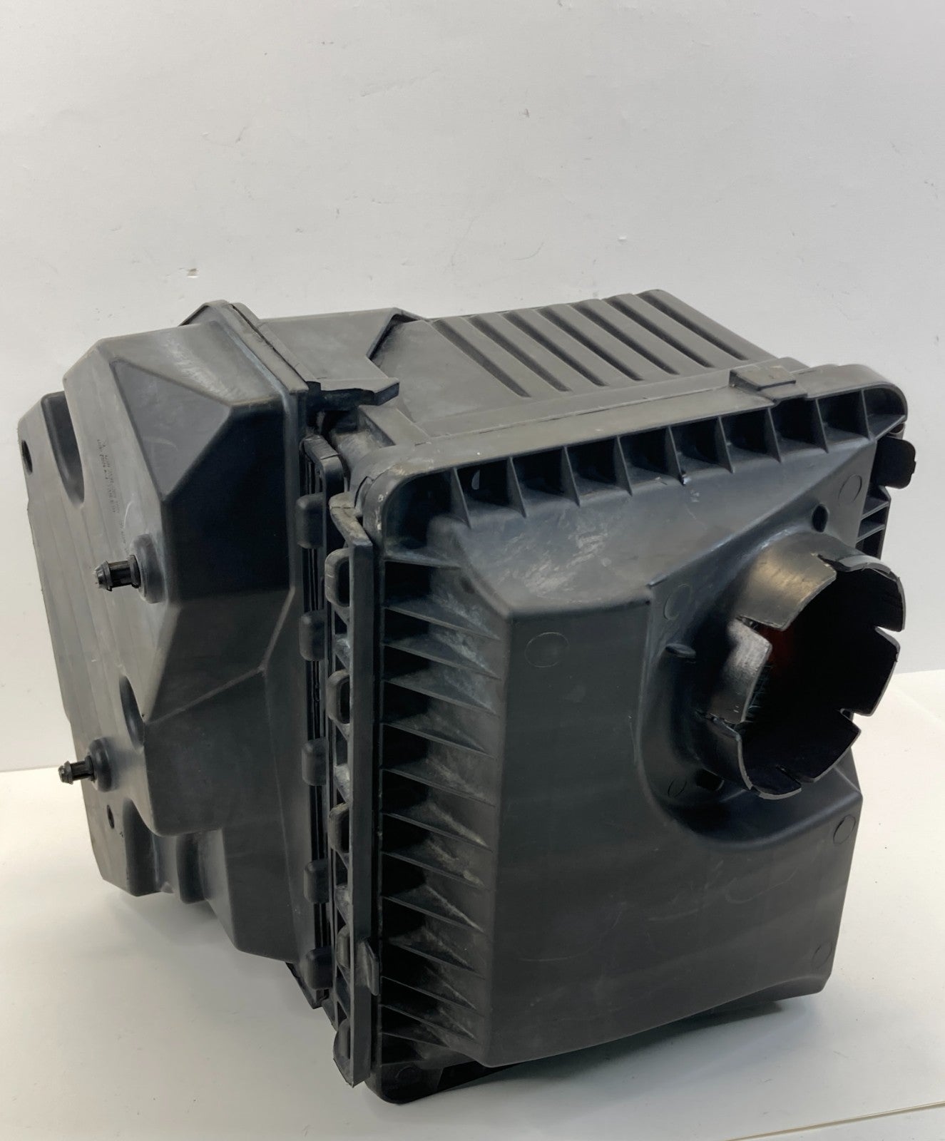 2000-2005 Chevrolet Monte Carlo 3.8L Air Intake Cleaner Box Assembly OEM