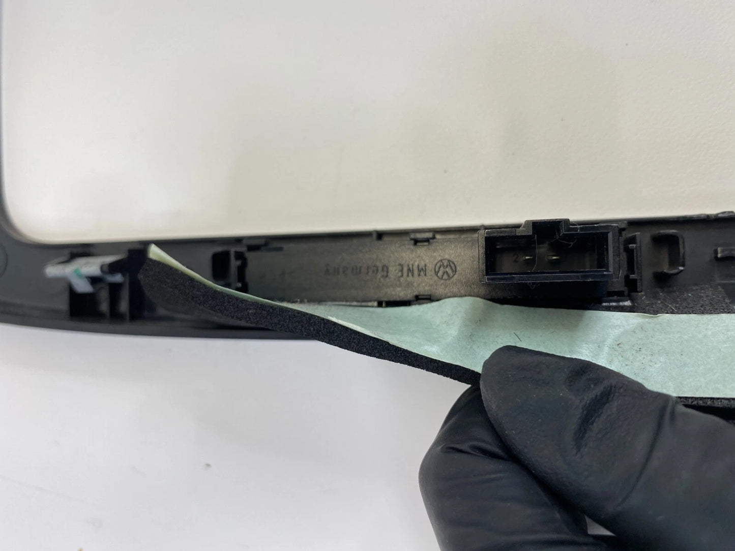 2009-2011 VOLKSWAGEN CC CENTER DASH RADIO PANEL TRIM COVER BEZEL 3C0-858-069 OEM