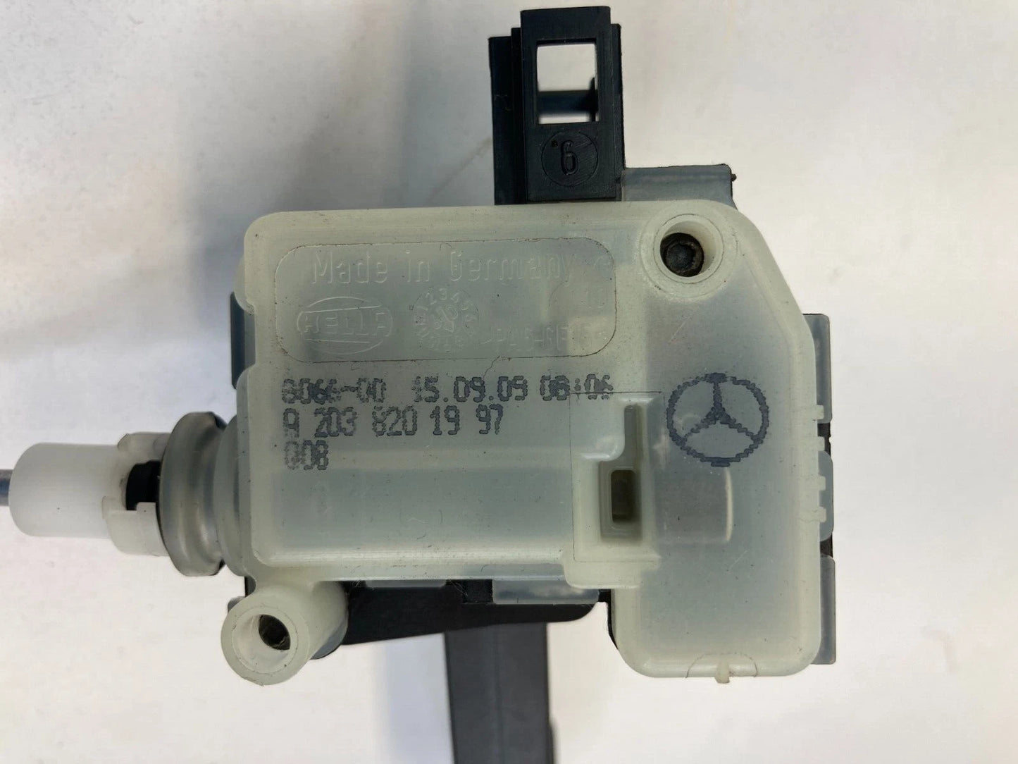 2003-2009 MERCEDES-BENZ E320 FUEL FILLER DOOR LOCK ACTUATOR BRACKET 2038201997