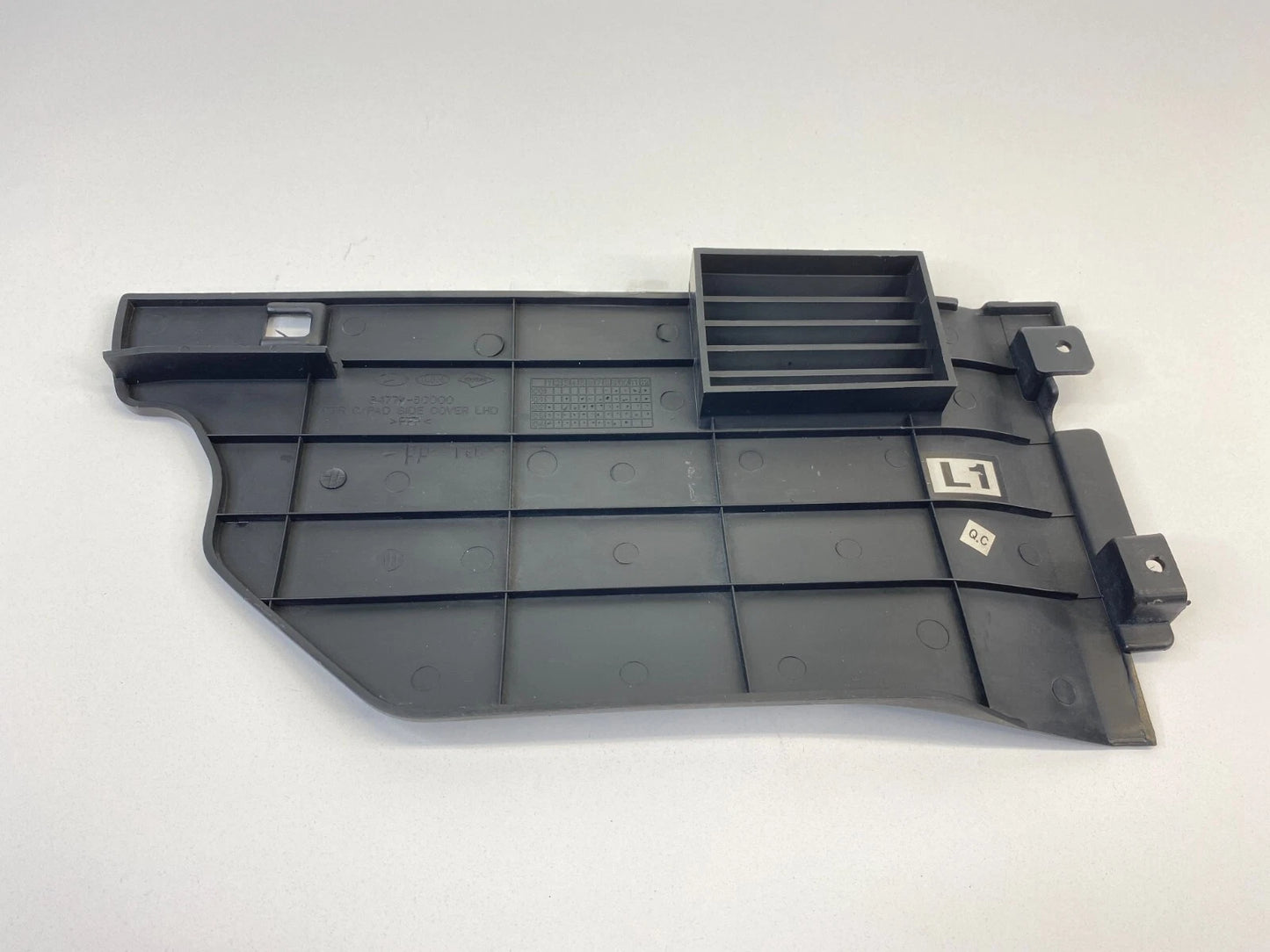 2002-2005 HYUNDAI SONATA DASH CENTER RIGHT SIDE COVER TRIM 84774-3C000 OEM