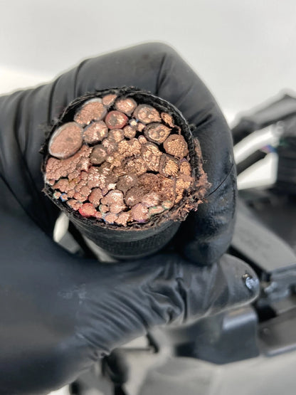 2010 2011 TOYOTA PRIUS 1.8L A/T ENGINE COMPARTMENT FUSE RELAY BOX ASSEMBLY OEM