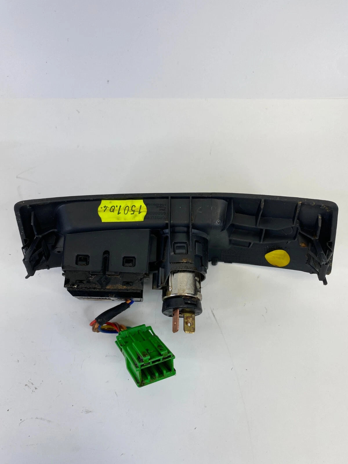 04-07 VOLVO S40 CENTER CONSOLE TRACTION SWITCH POWER OUTLET W/ BEZEL 8685380 OEM