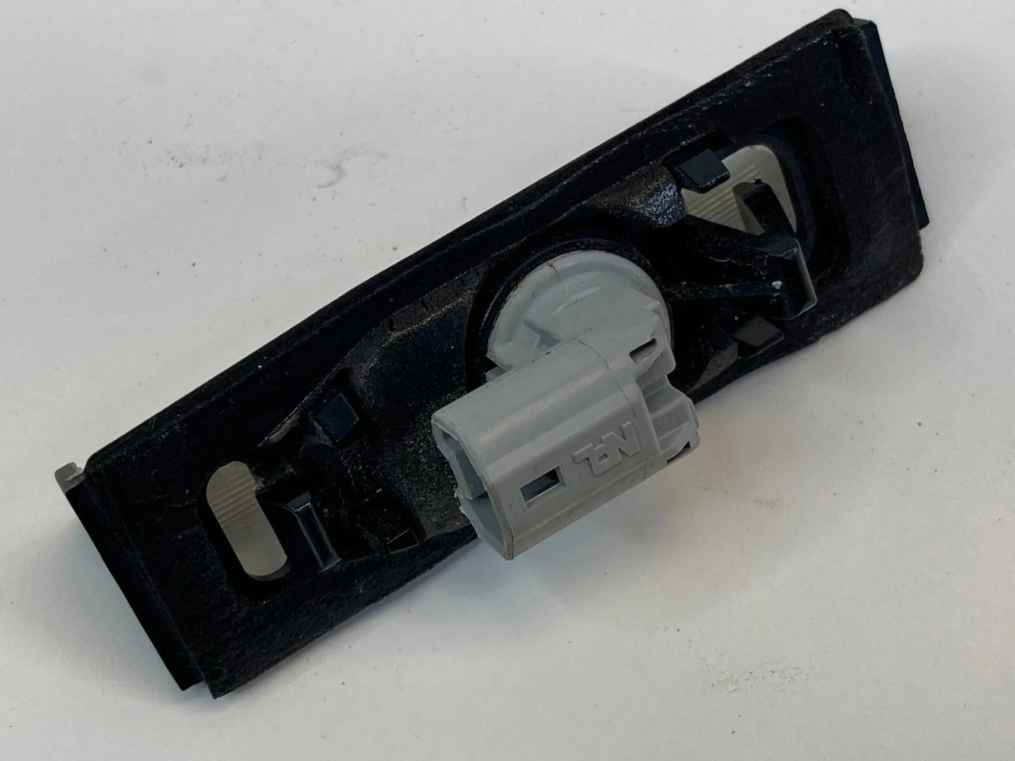 02-11 TOYOTA CAMRY SDN REAR TRUNK LID LICENSE PLATE LIGHT LAMP LENS E130553 OEM