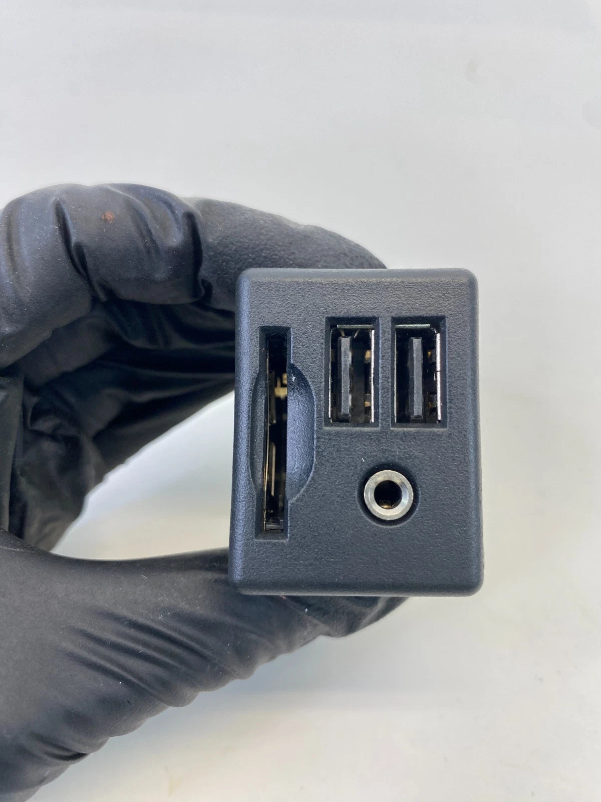 13-16 CADILLAC ATS CTS CENTER CONSOLE DUAL USB AUX SD CARD PORT ASSY 1358121 OEM