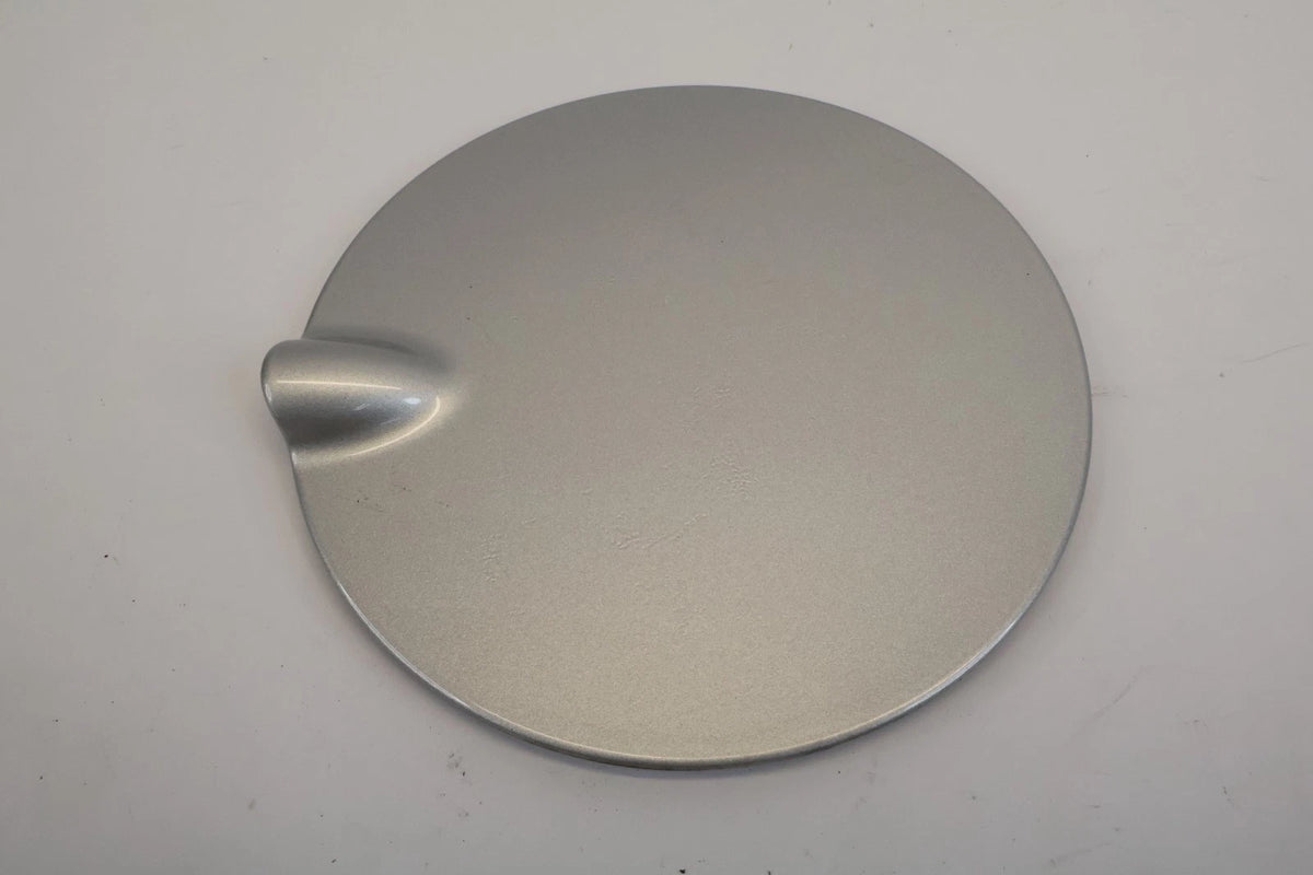 2012-2018 FORD FOCUS SEDAN FUEL GAS TANK FILLER DOOR LID COVER SILVER OEM