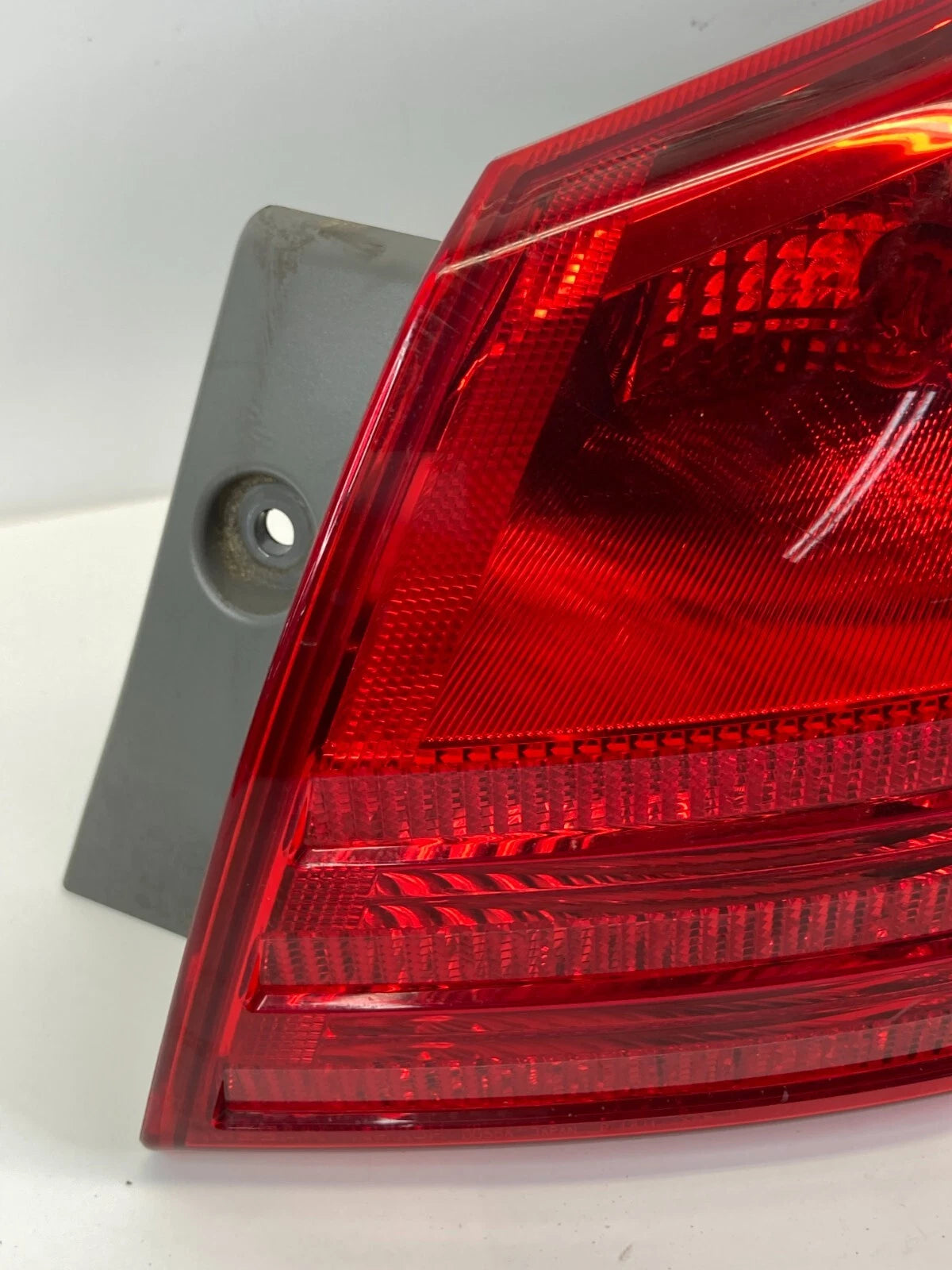 2008-2013 NISSAN ROGUE REAR RIGHT PASSENGER OUTER TAIL LIGHT LAMP OEM