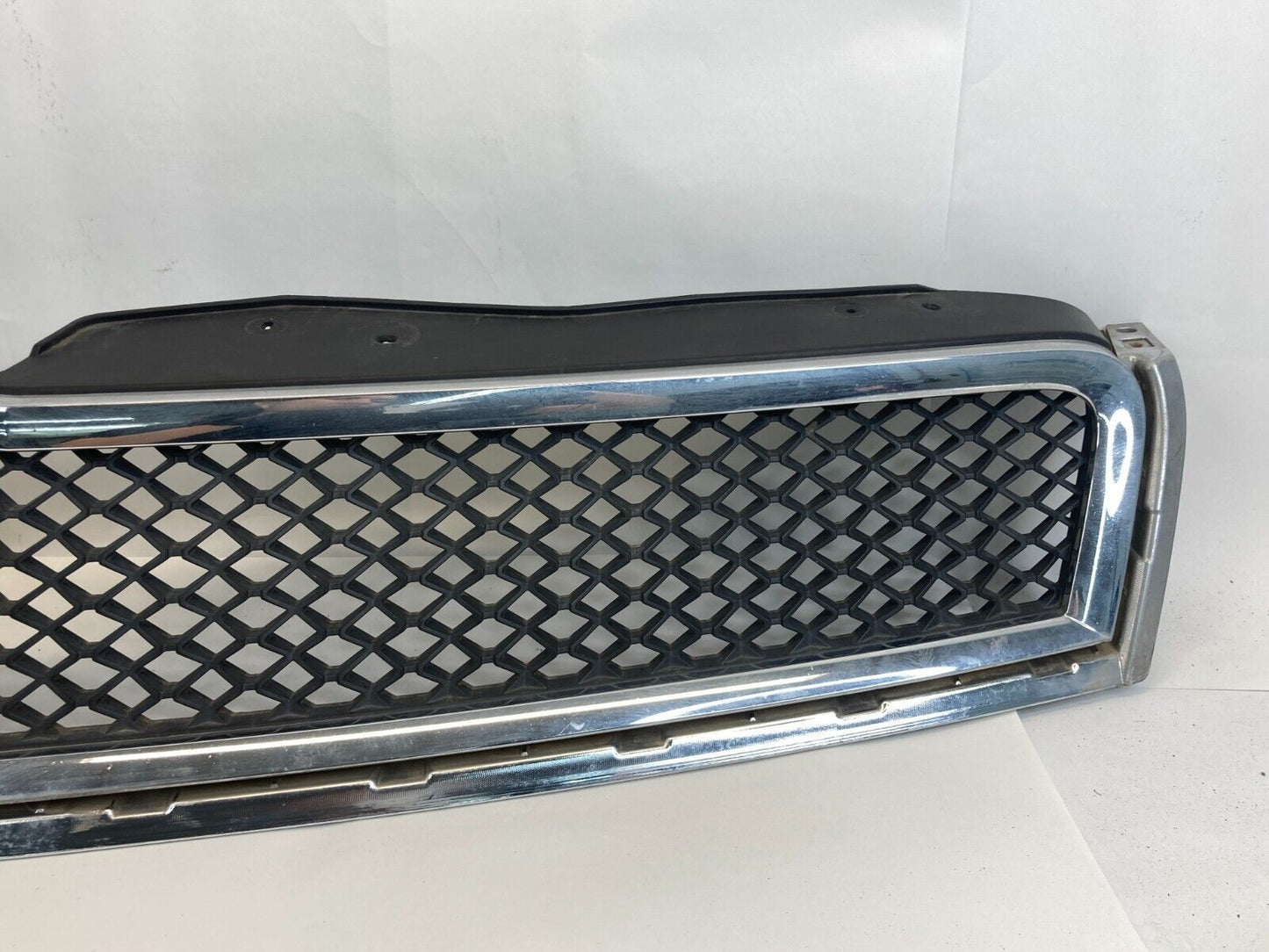 2009-2012 Chevrolet Traverse Front Bumper Upper Grill Grille Assembly 15944627