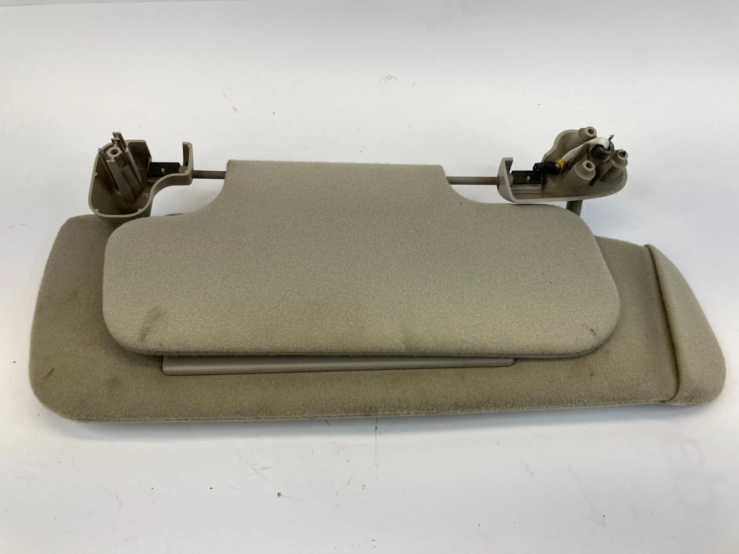 2003 2004 CHEVROLET TAHOE RIGHT PASSENGER SIDE SUNVISOR SUN VISOR SHADE W/ LIGHT