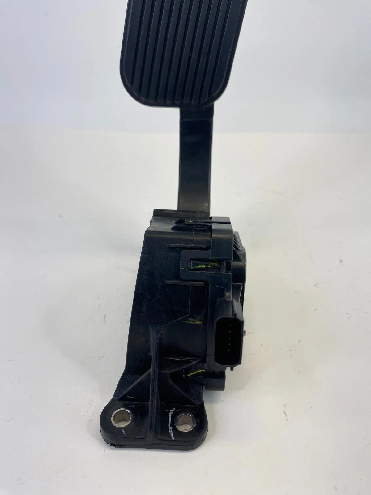 2013-2019 Ford Taurus Accelerator Pedal Gas Assembly DG13-9F836-AC OEM